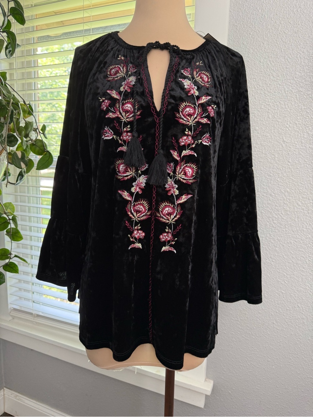 NWT Cupio Black Velvet Peasant Top with Pink Floral Embroidery Size Medium